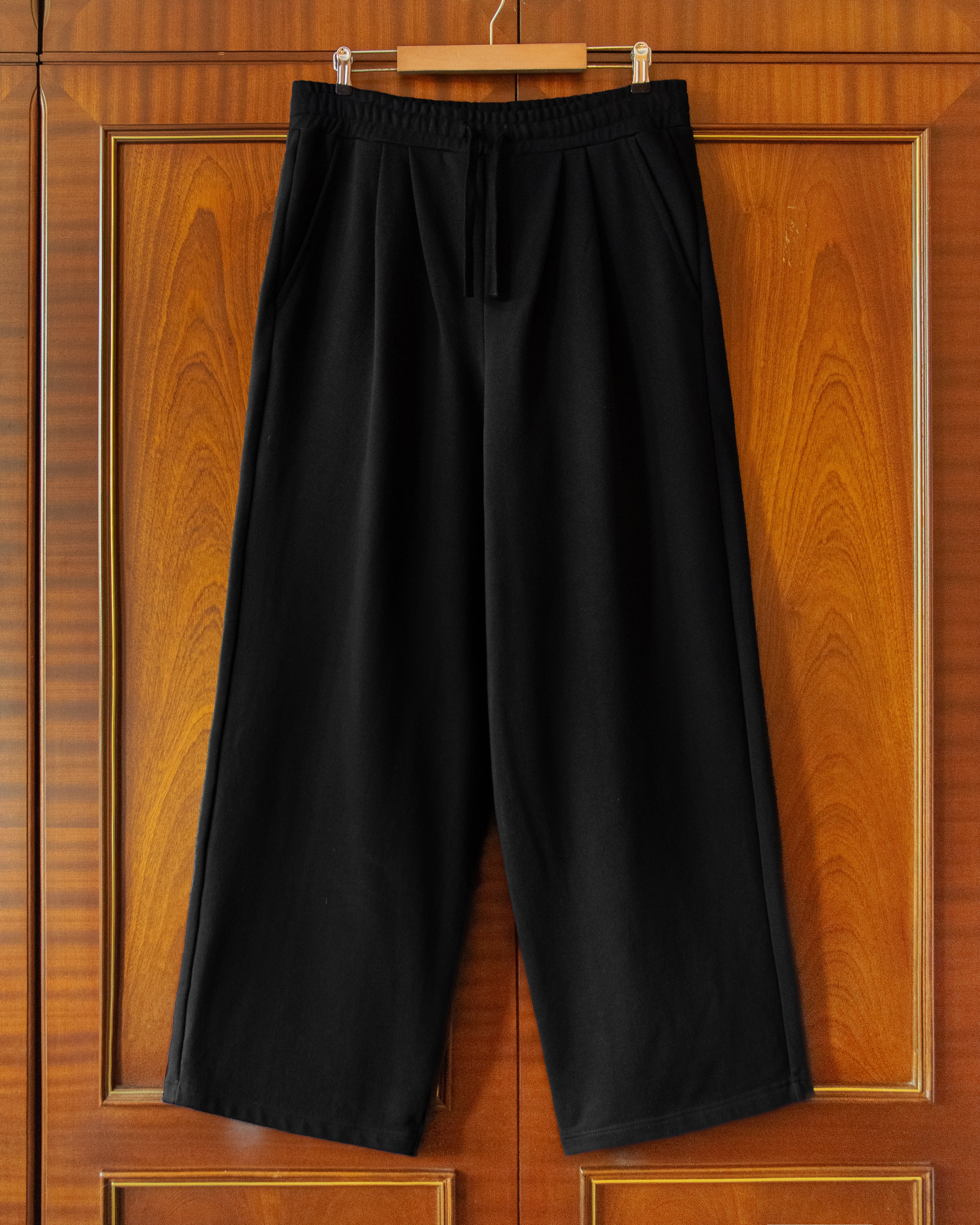 PLEATED JOGGERS IN BLACK